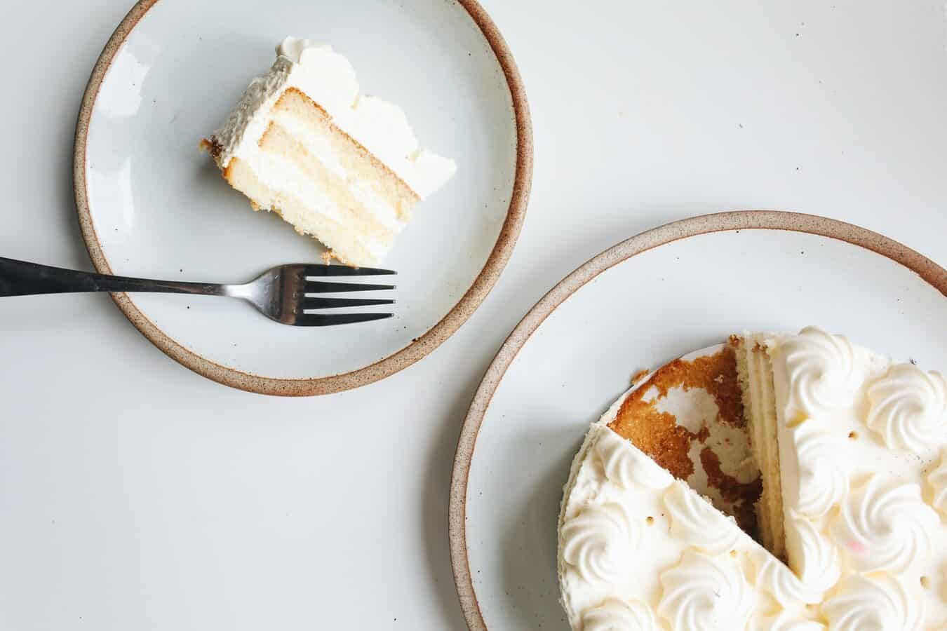 cake with frosting, sugar